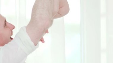 Ailesi ile oyun ile mükemmel bir gülümseyen oğlum mutludur.