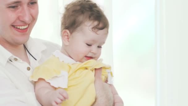 黄色スーツの娘。一緒に幸せな若い家族 — ストック動画