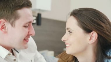 Yeni evliler hoşlanıyoruz. Genç bir çocuk ailesiyle.