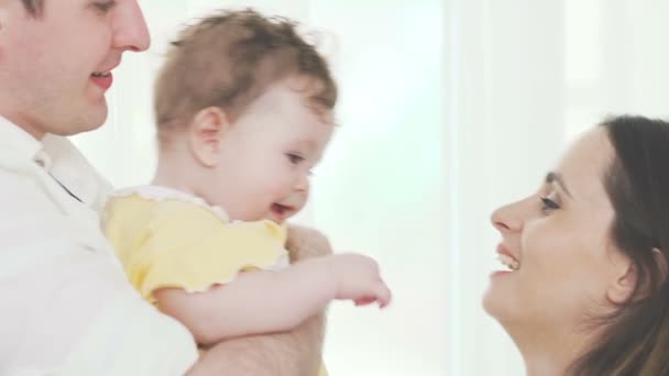 En lycklig ung familj med ett sex månader gammalt barn. Slowmotion. — Stockvideo