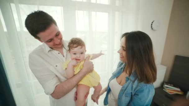 Familia feliz: padre sostiene felizmente a su hijita en sus brazos — Vídeos de Stock