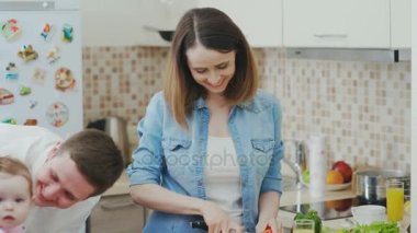 Koca ve baba çocuğa benziyor. Aile bebek mutfak ile