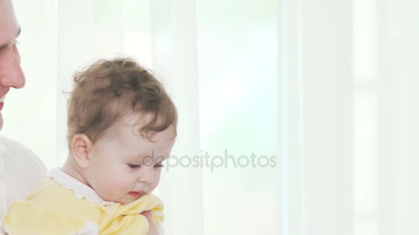 Lilla dotter i en gul kostym. En lycklig ung familj grupp — Stockvideo
