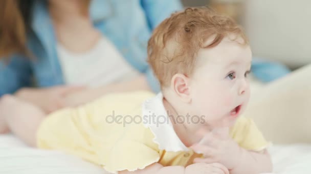 ベッドの上の彼女の胃の赤ちゃん女の子嘘、ママにキス彼女の娘. — ストック動画