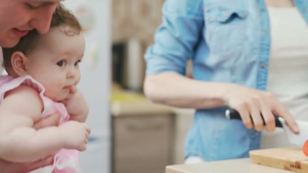 Familia de la mañana: la madre prepara la comida, el niño pequeño observa el proceso — Vídeos de Stock