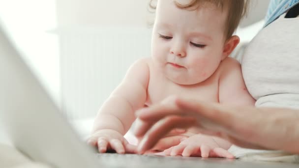 Maden si guarda intorno e studia il mondo. Felice bambino con la mamma . — Video Stock