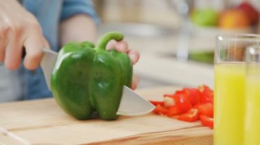 Salata hazırlanması: eller kesmek sulu yeşil biber