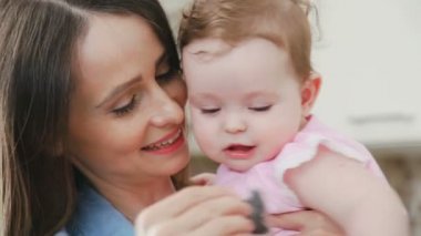 Yarı yıl eski çocuk. Mutlu anne ve bebek. Potrtait anne ve bebek