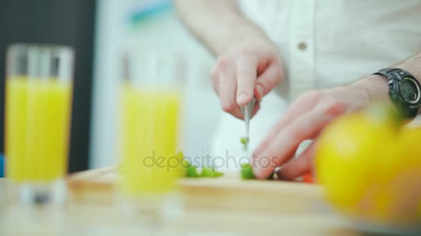 鲜榨的果汁和蔬菜在桌子上。做沙拉 — 图库视频影像