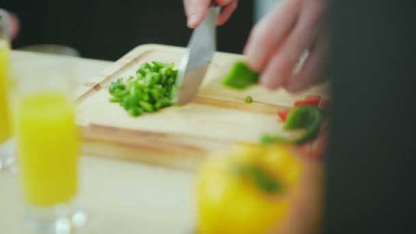 Proceso de hacer ensalada de verduras frescas en una tabla de cortar — Vídeo de stock