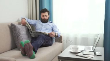 Sabah okuma taze basın. Rahat tarzı ve komik çorap