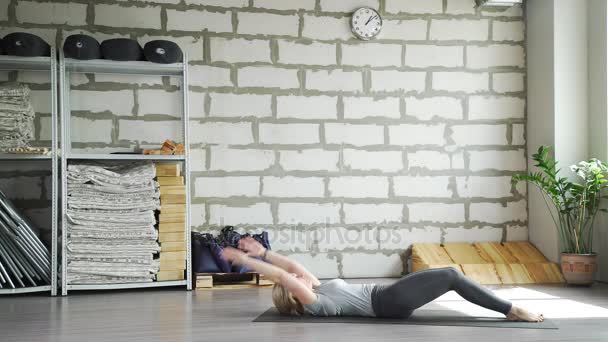 Asana szántani, feküdt vissza, egyenes lábak a fej mögött halasana — Stock videók