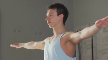 Yogi insan savaşçılar poz standları ve uzak görünüyor