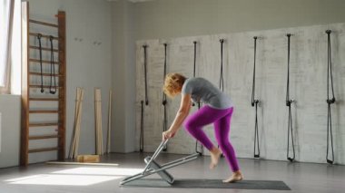 Germe ve esneklik eğitim: bir kadın sandalye yoga uygulamaları