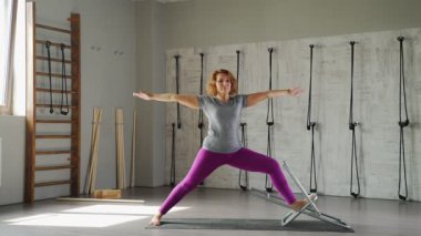 Virabhadrasana - bir savaşçı poz: bir yogi olgun bir kadındır.