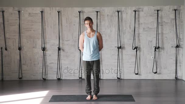 Allmän utbildning av kvinnor och män. Kvinnor och en man träna yoga — Stockvideo
