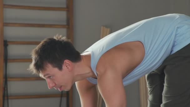 En man med en bra stretch gör en djup benägenhet att tårna — Stockvideo