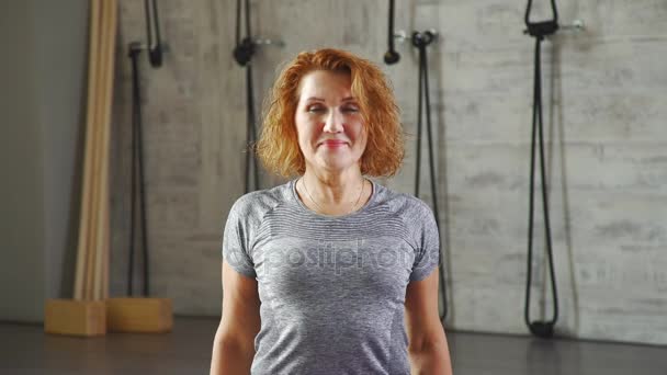 Una mujer de mediana edad practicando yoga, cambiando asanas y poses . — Vídeo de stock