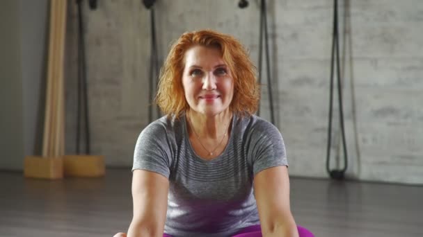 Piernas de una mujer de yoga: la mujer pliega las piernas en una asana . — Vídeos de Stock