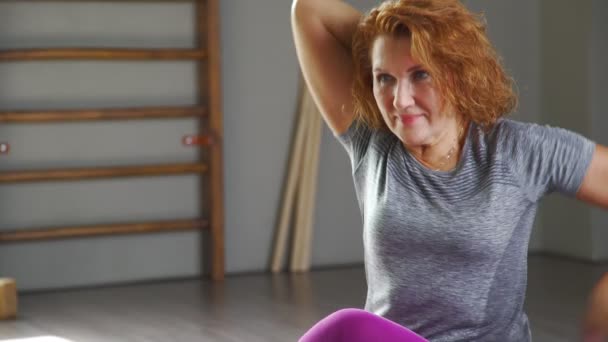 Mujer deportiva hace sus manos en la cerradura detrás de la espalda, mujer yoga — Vídeos de Stock