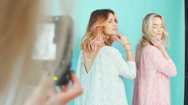 Photosession professionnelle : deux filles mannequin posant sur un turquoise — Video