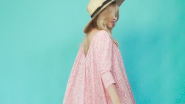Dietro le quinte di un servizio fotografico alla moda: tenera ragazza in abito — Video Stock