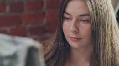 Genç bir kadının ilham: sanatçı boyalar bir fırça üzerinde kot fabri