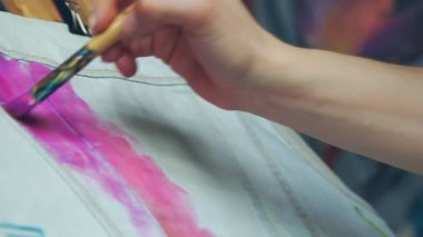 Moda kumaş üzerine çizim - denim kumaş üzerine bir model oluşturma.