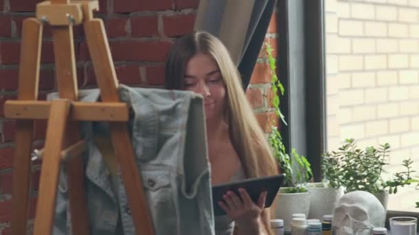 Artista è alla ricerca di ispirazione e disegno su Internet, utilizzando una scheda — Video Stock