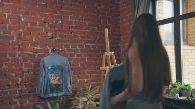 Tartist bitmiş denim kumaş üzerinde çizim bir şey duvarda asılı