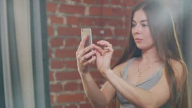 Satış duyurusu: kız smartphone kullanarak bir fotoğraf yapar