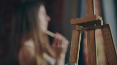 Bulgu Inspiration: yaratıcı bir kadın pencereden görünüyor