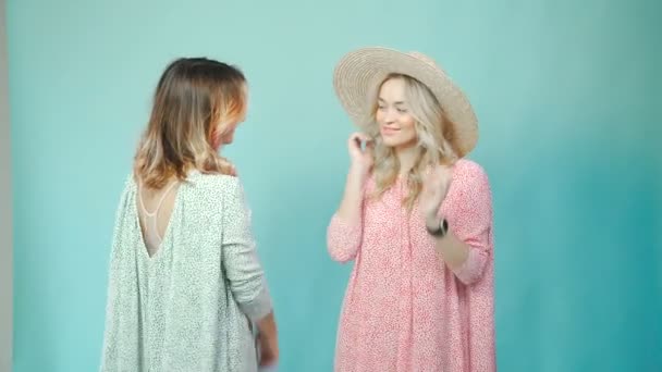 Foto de moda: meninas diferentes em vestidos juntos no estúdio de fotos — Vídeo de Stock