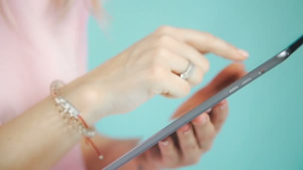 Taper des messages sur l'écran tactile de la tablette. Bague de fiançailles — Video