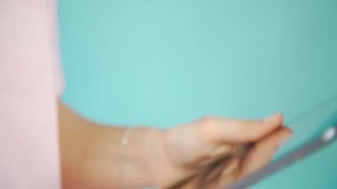 Kadın elini kullan bir tablet: bir dokunmatik ekran. Bir kadın bir tablet kullanma