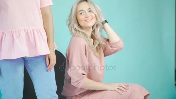 Two girls are photographed in the studio and have a good time together — Stock Video