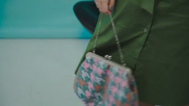 Poz, doğrudan kameraya bakıyor güzel ve narin sarışın.