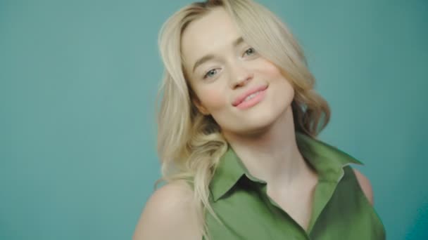 Фотосесія красивої дівчини: блондинка позує в студії — стокове відео