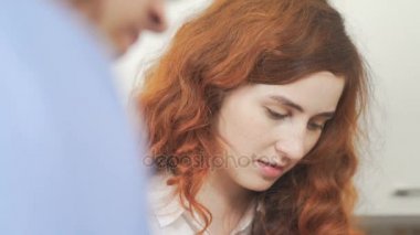 Aile sabah: kadın ve erkek kahve içmek birlikte mutfakta
