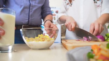 Kahvaltı, kesme tahtası, taze sebze salatası. Kahvaltı