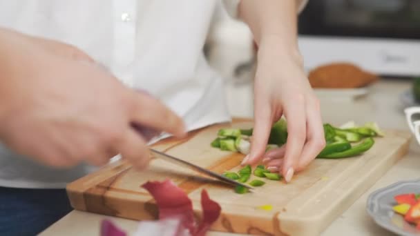 Close up: pimenta verde em uma tábua de corte. Cortar legumes . — Vídeo de Stock