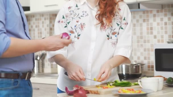 Närbild: grön paprika på en skärbräda. Skära grönsaker. — Stockvideo