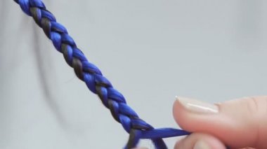 Eğilim-örgüler: modern ve topikal saç modeli - parlak örgü