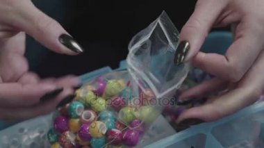 Depolama için plastik kasa aksesuarları: boncuk renkli parlak tüyler
