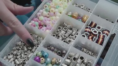 Örgü dokuma ve süsler oluşturmak için aksesuarlar.