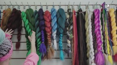 Kuaförler için parlak ve renkli yapay lifler: peruk.