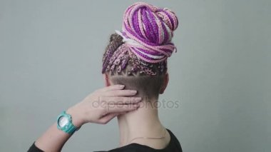 Alışılmadık bir saç modeli olan genç bir kadın. Cesur görüntü