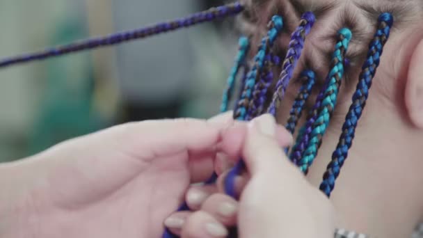 Мастер парикмахер косит африканские косички: процесс ткачества . — стоковое видео