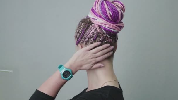 大胆的发型一名年轻女子的画像： 明亮的辫子趋势 — 图库视频影像