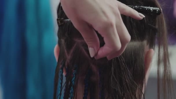 Trenzas de tendencia. Master trenzas trenzas africanas con hebra artificial azul — Vídeos de Stock